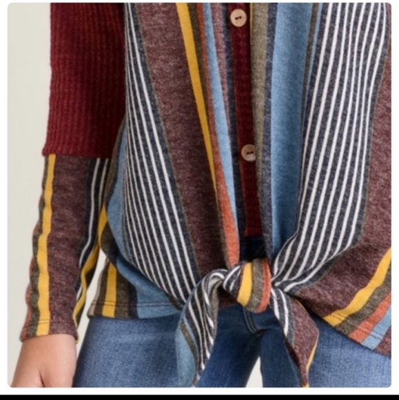 Contrast V neck button front top - Picture 5 of 6